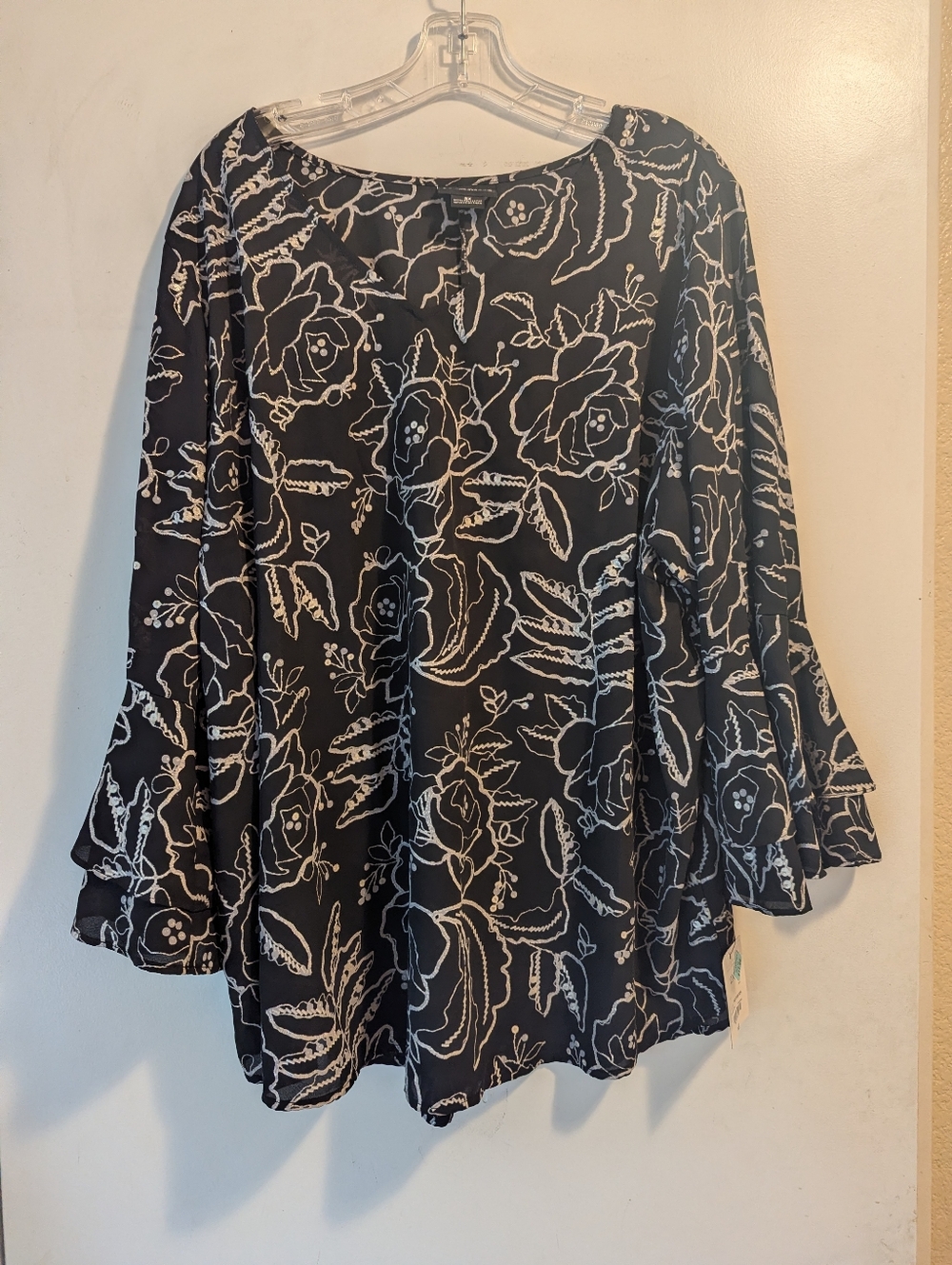 Black and White Floral Women's Blouse Unbranded